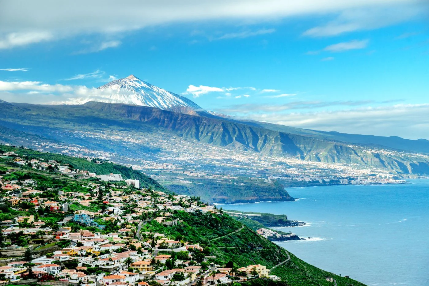 Paisaje de la costa norte de Tenerife con el Teide al fondo